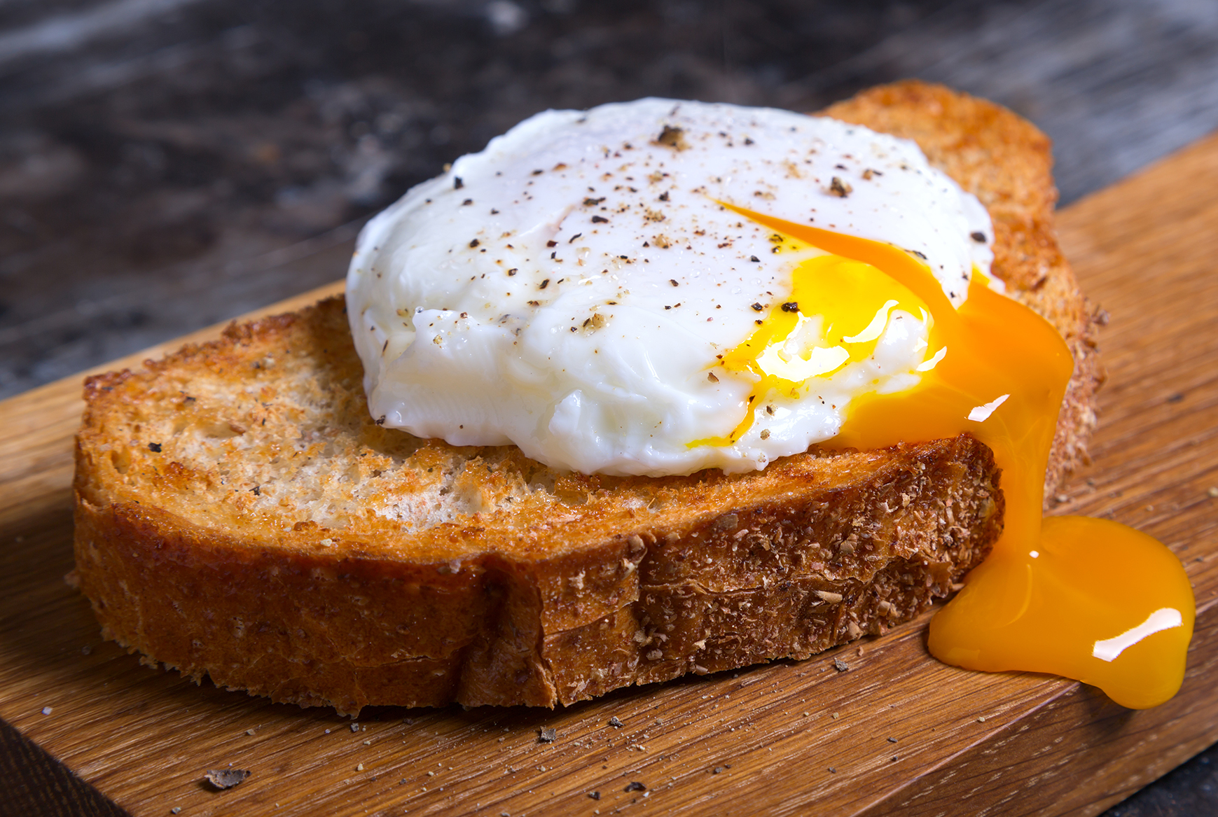 Bên cạnh lượng calo, trong trứng gà còn dồi dào các chất dinh dưỡng 