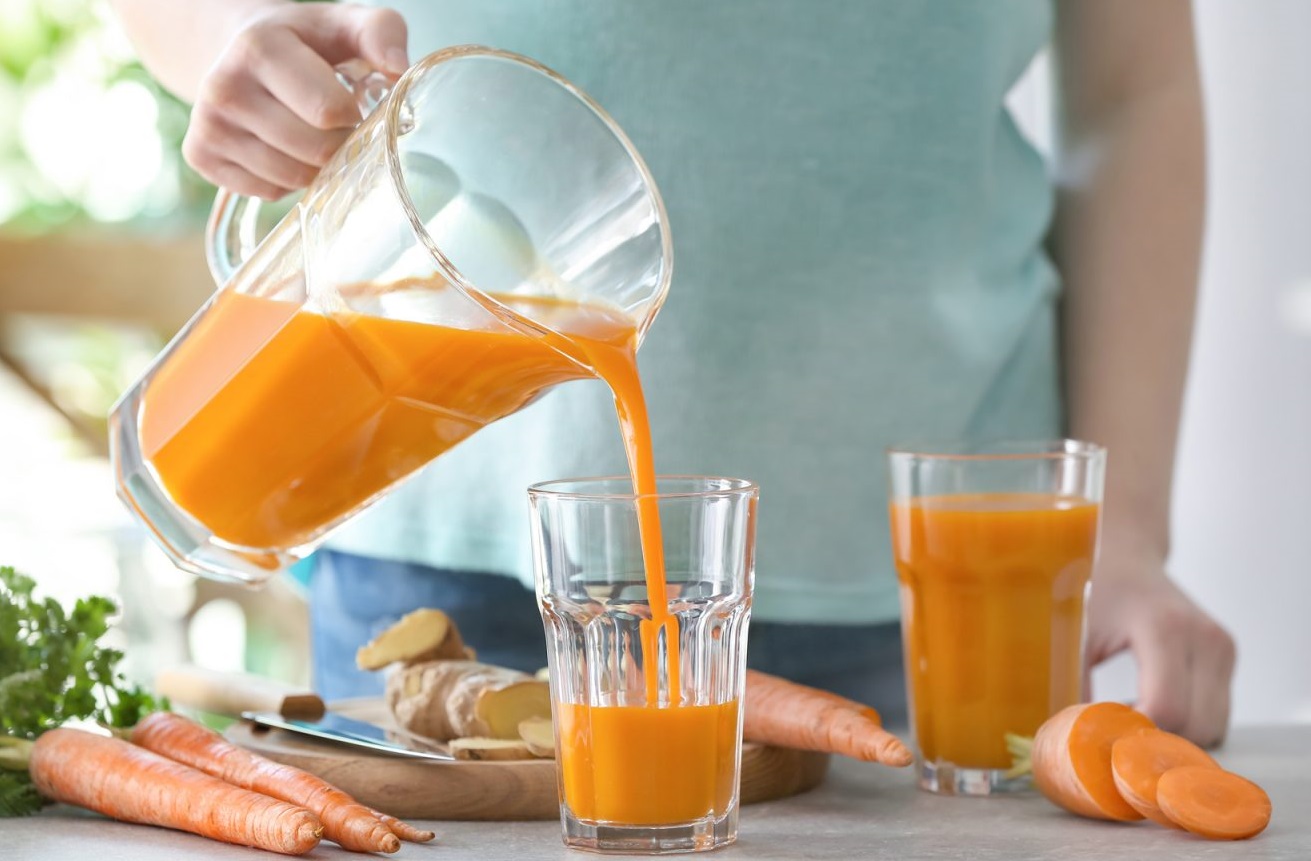 Nước ép cà rốt với rất nhiều chất dinh dưỡng có lợi giúp giảm nguy cơ mắc các bệnh về mắt 