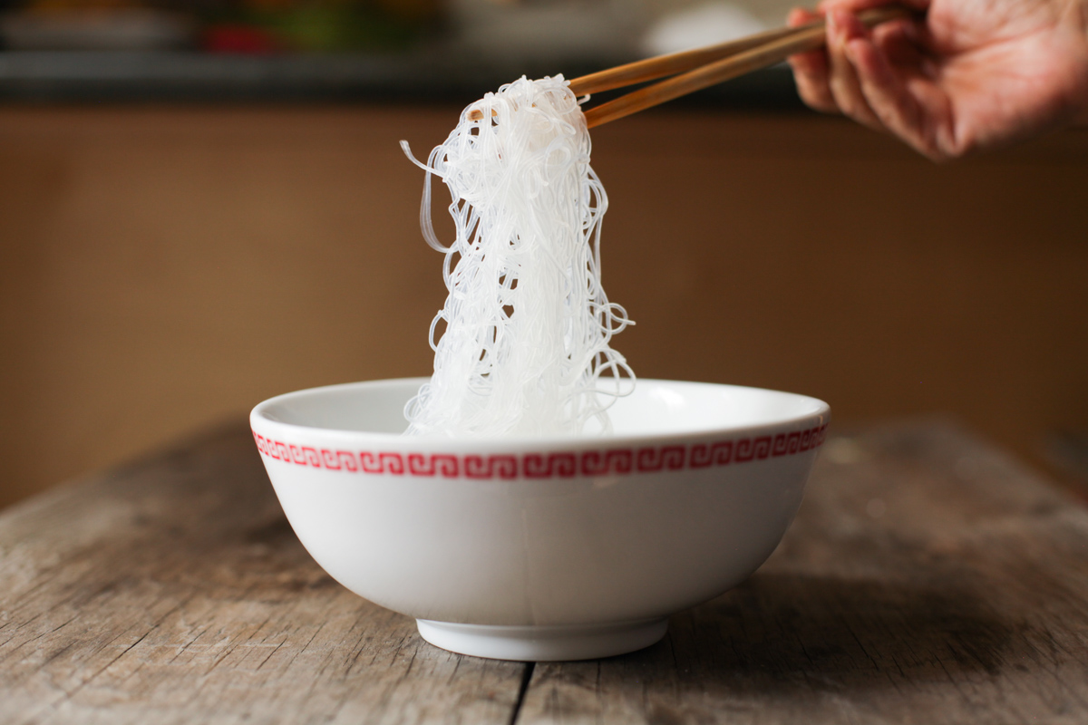 Trong 100g miến gạo sẽ chứa khoảng 200 - 300 kcal