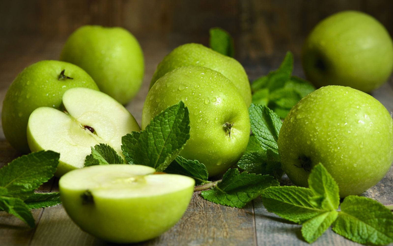 Táo là loại trái cây có hàm lượng calo thấp sẽ góp phần giảm lượng calo hấp thụ