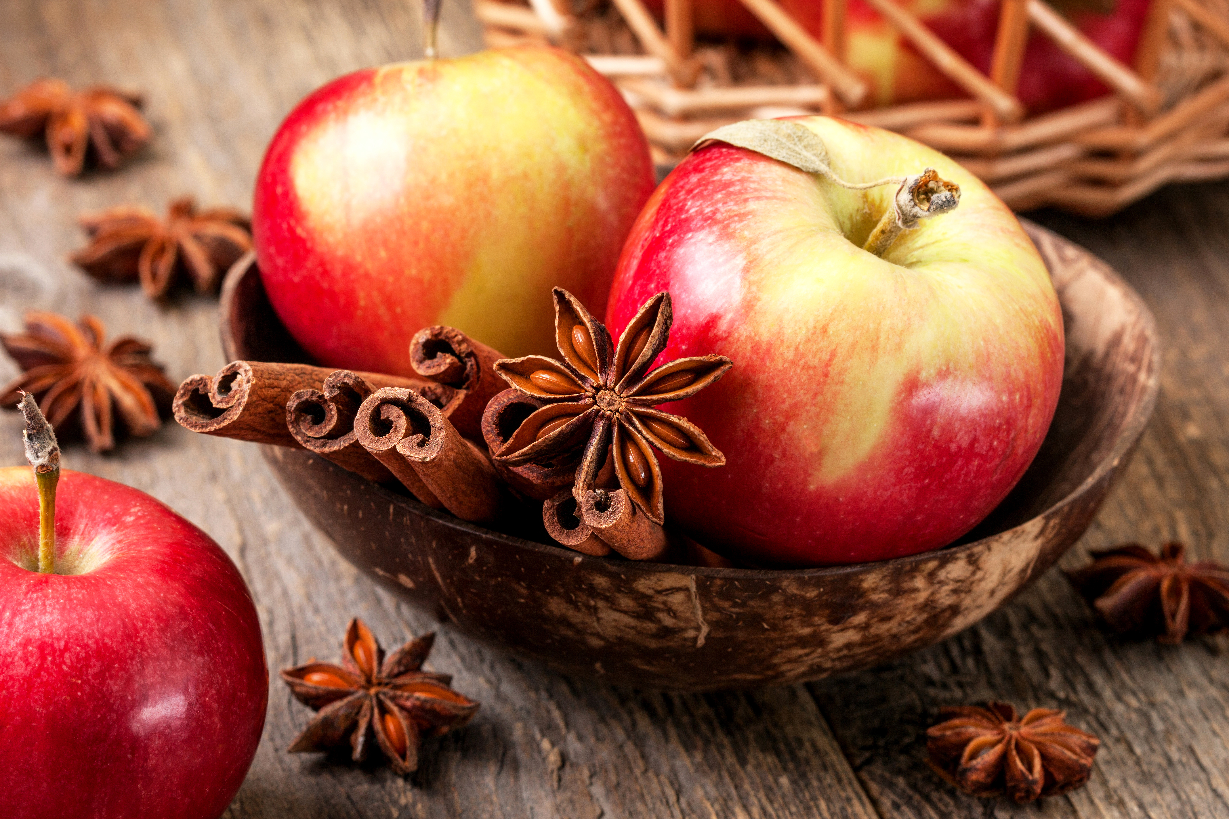 Trong táo chứa lượng lớn chất xơ, carbs và đường rất tốt cho sức khỏe và duy trì cân nặng