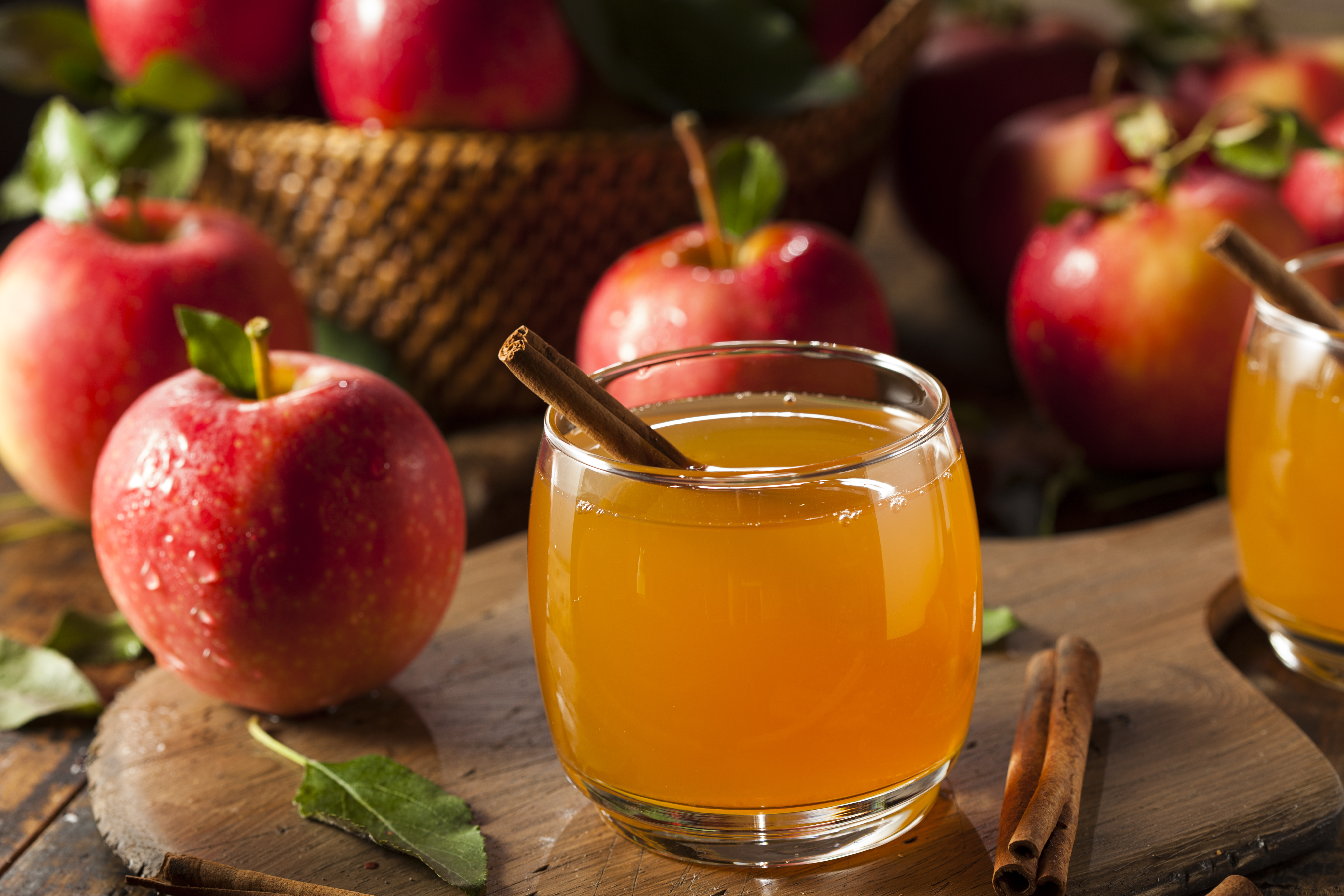 Д яблам. Сидр яблочный. Яблочный квас. Яблочный сок. Сок из яблок.