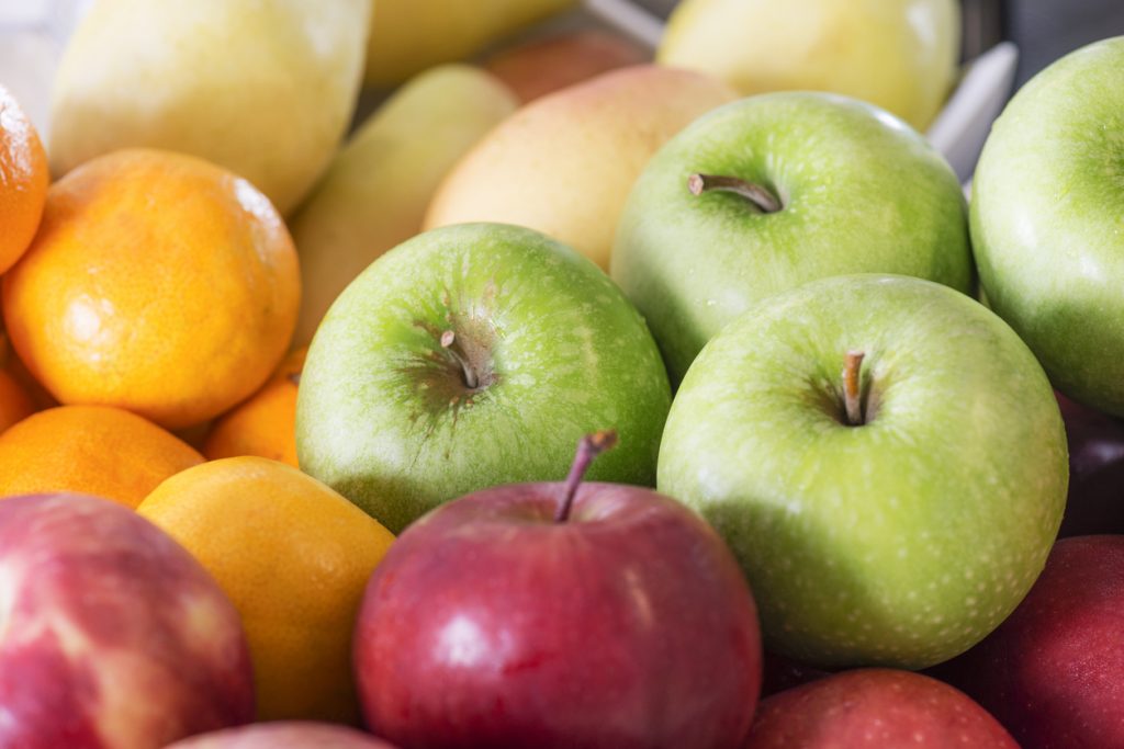 Trung bình 1 quả táo xanh nguyên vỏ có lượng calo khoảng 80 kcal