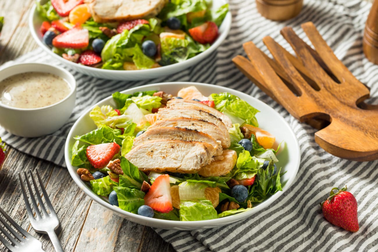 Salad ức gà có sự kết hợp giữa thịt ức gà, các loại rau củ và sốt ít gây béo