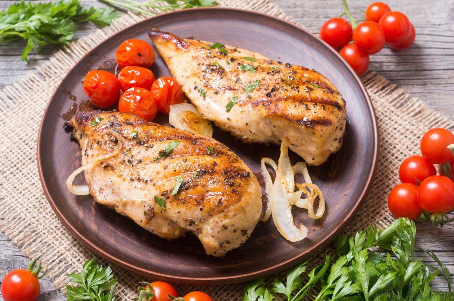 Ăn thịt ức gà có giảm cân vì lượng protein giúp tiêu hao mỡ và xây dựng cơ bắp