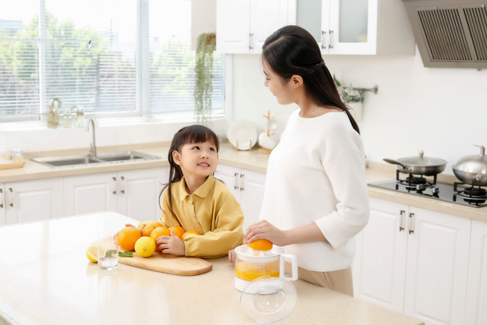 Uống nước cam một lượng vừa phải giúp bổ sung vitamin cần thiết rất tốt cho trẻ em