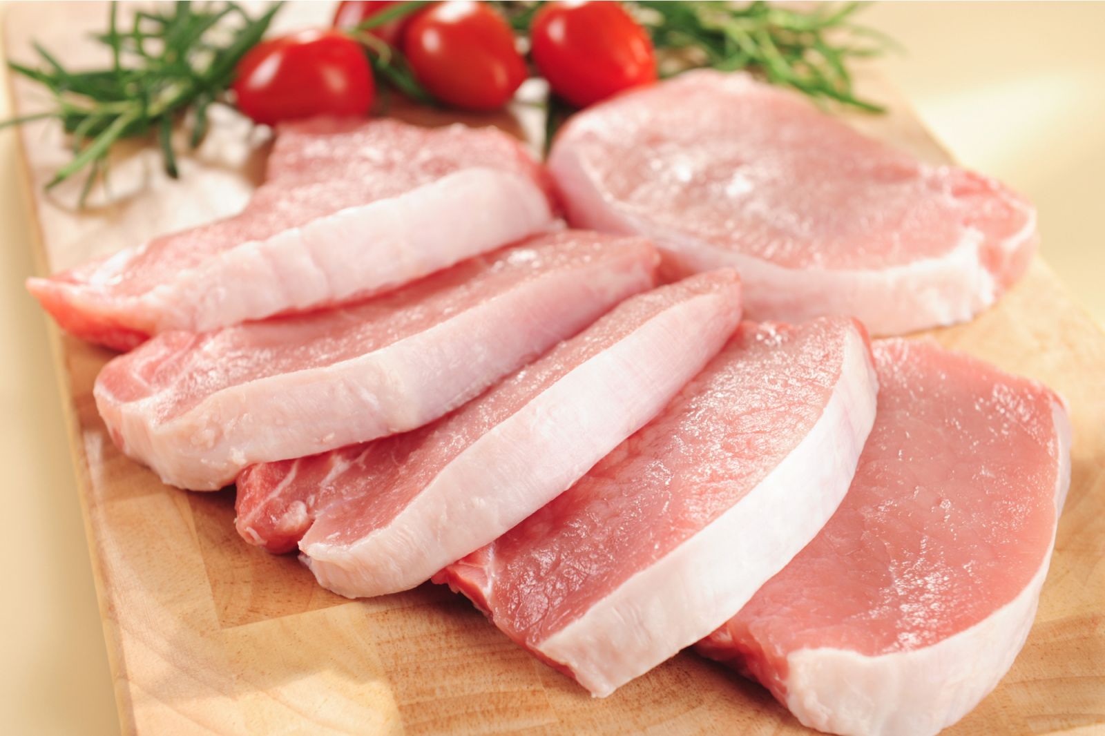 Trung bình trong 100g thịt heo có lượng calo khoảng 242 kcal