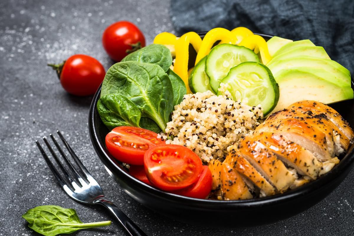 Bữa trưa cần bổ sung protein, chất xơ và hạn chế tinh bột để giảm cân 