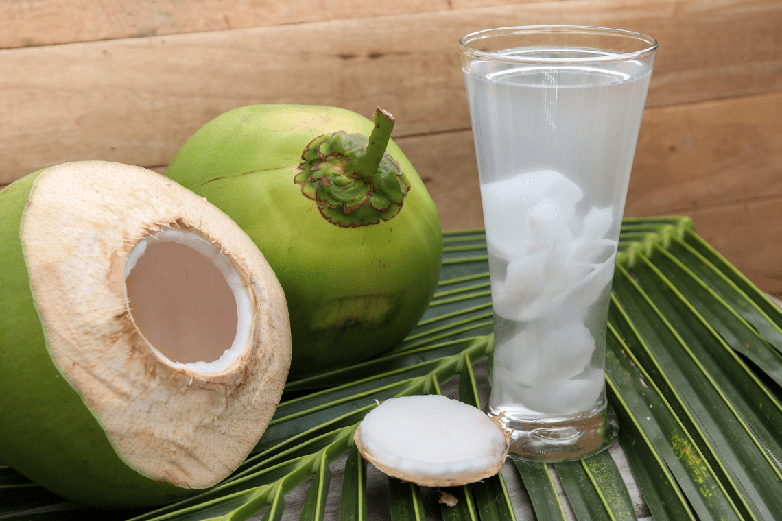 Uống nước dừa sẽ giúp cơ thể cải thiện hệ tiêu hóa, tăng tỷ lệ trao đổi chất 
