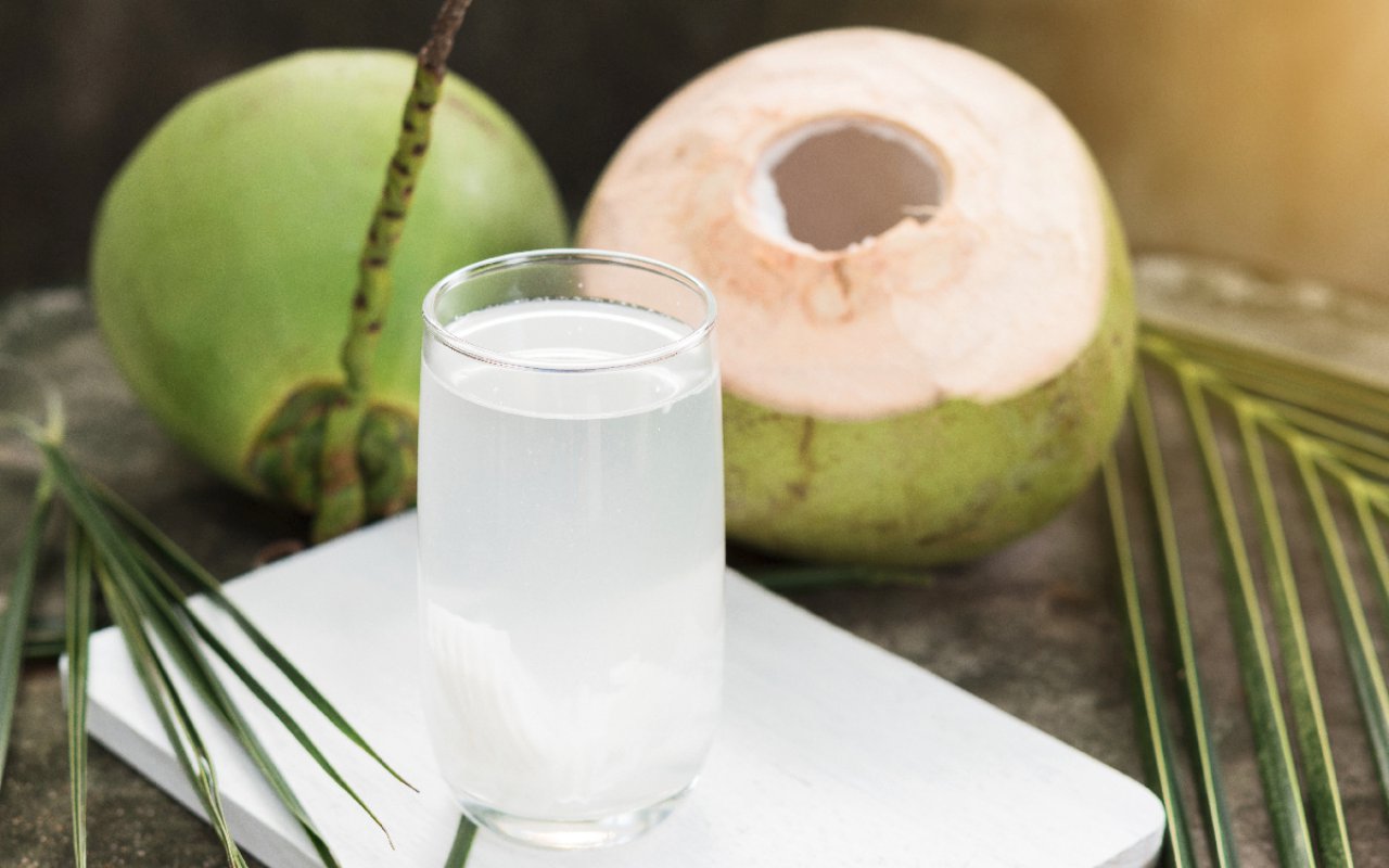 Trung bình 100 g nước dừa chứa khoảng 18,9 kcal