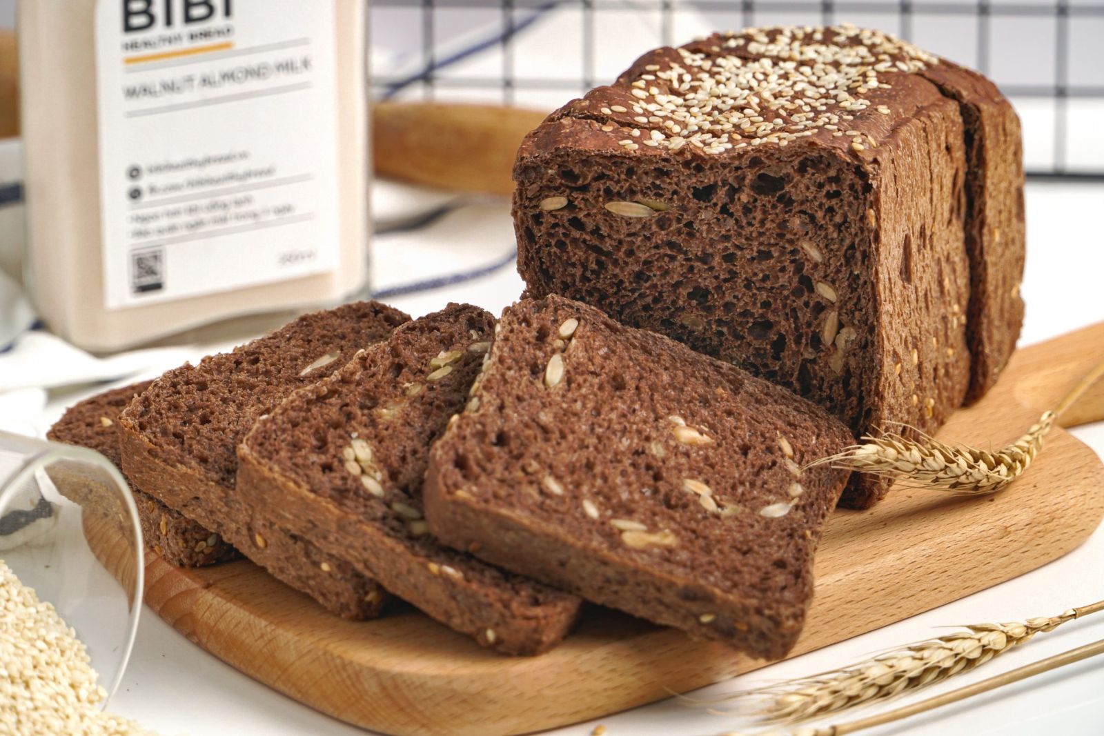 Bánh mì đen làm từ lúa mạch đen nên hoàn toàn không chứa tinh bột