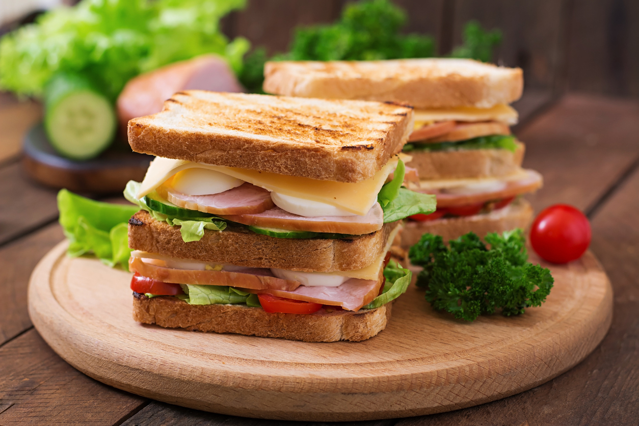 Không nên ăn nhiều bánh mì sandwich vì sẽ nổi mụn, nóng trong người