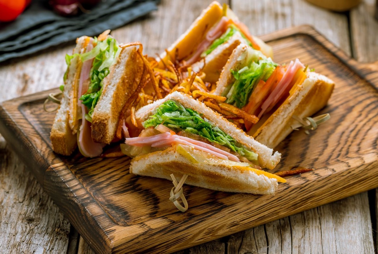 Bánh mì sandwich dăm bông trung bình có chứa khoảng 404 kcal 