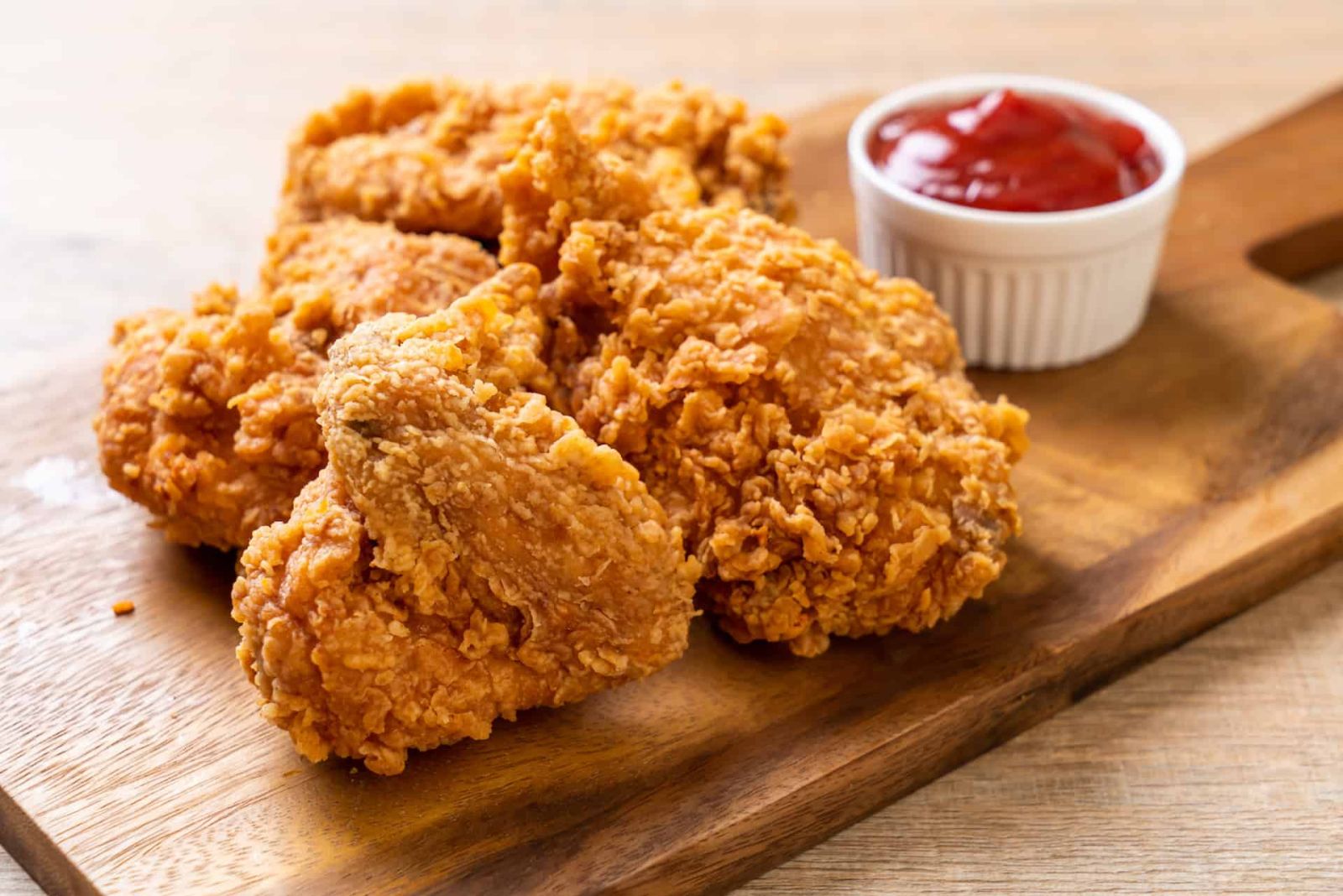 Theo các chuyên gia dinh dưỡng, trung bình cứ 100 g gà rán chứa khoảng 246 kcal.