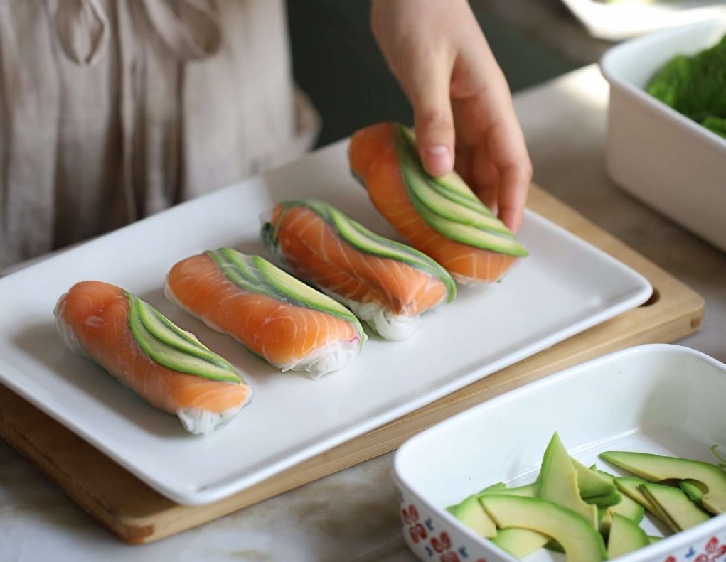 Salad cá hồi và rau chứa nhiều chất béo omega 3