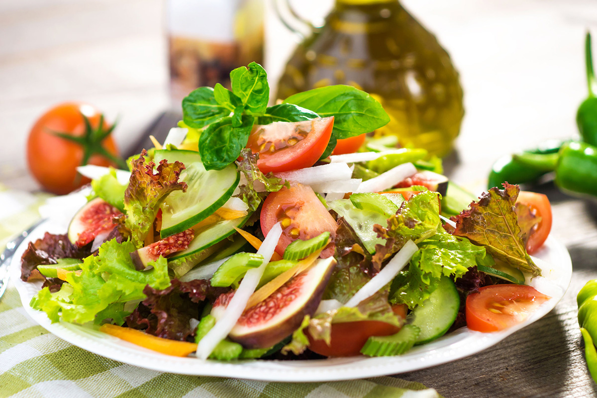 Salad hạt điều chủ yếu là các loại rau củ rất giàu chất xơ và vitamin