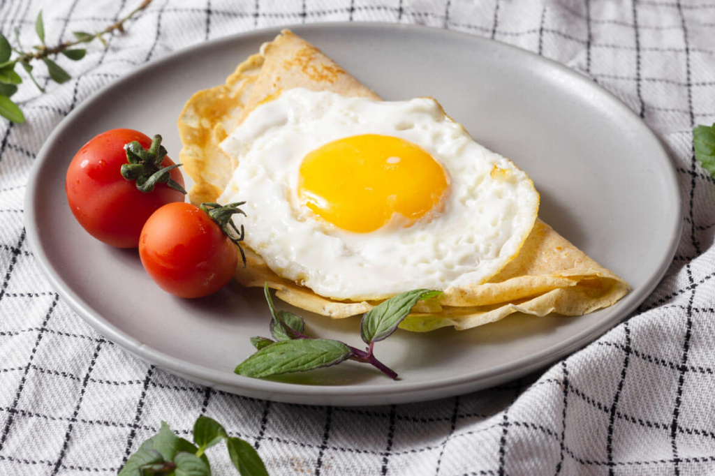 Một quả trứng tráng trung bình chứa khoảng 90-100 kcal