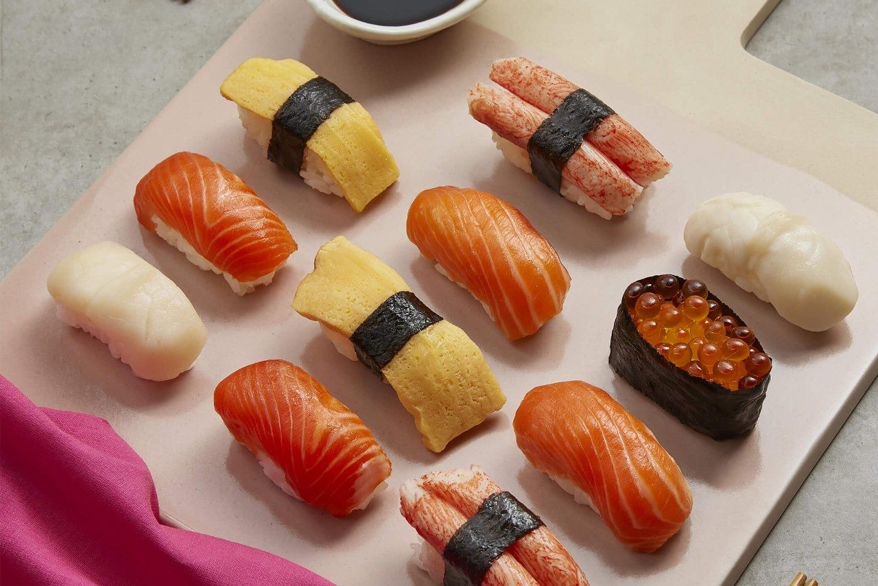 Sashimi cá hồi là món ăn xuất xứ từ Nhật Bản được nhiều người trên thế giới yêu thích