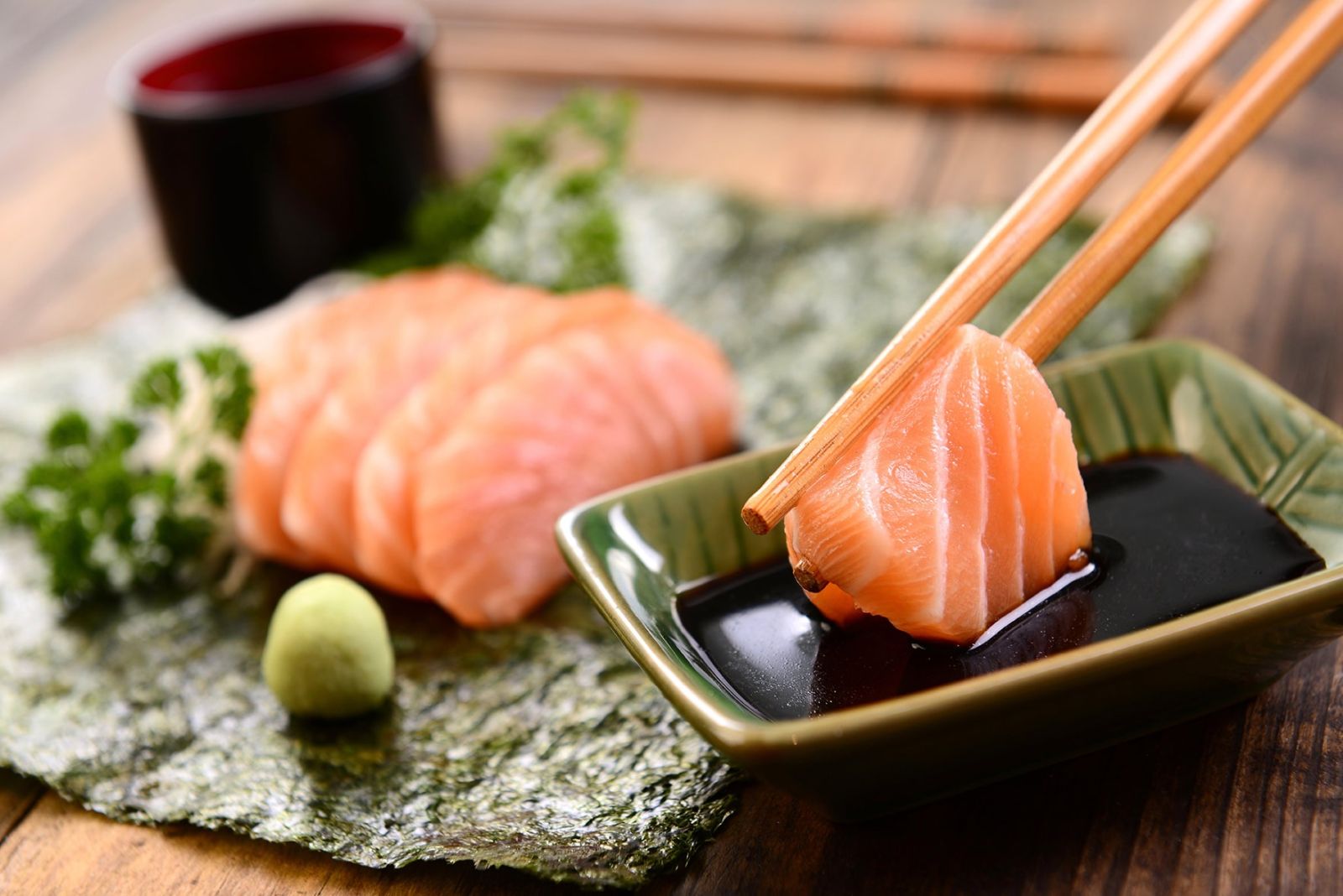 Thịt cá hồi có màu đỏ cam đặc trưng, thường được ăn như món sashimi