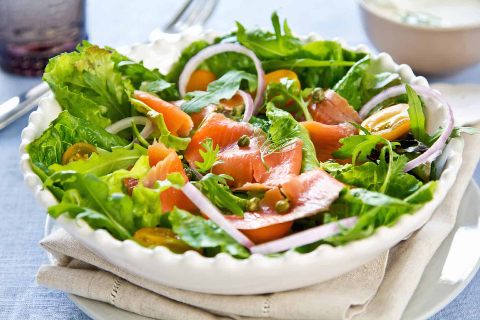 Salad cá hồi là sự kết hợp tuyệt vời giữa cá hồi và các loại rau củ