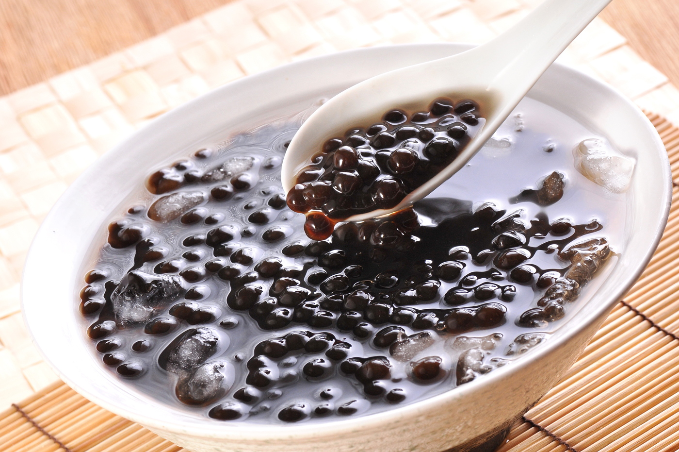Theo các chuyên gia dinh dưỡng, 1 ly chè đậu đen chứa lượng calo khoảng 419 kcal