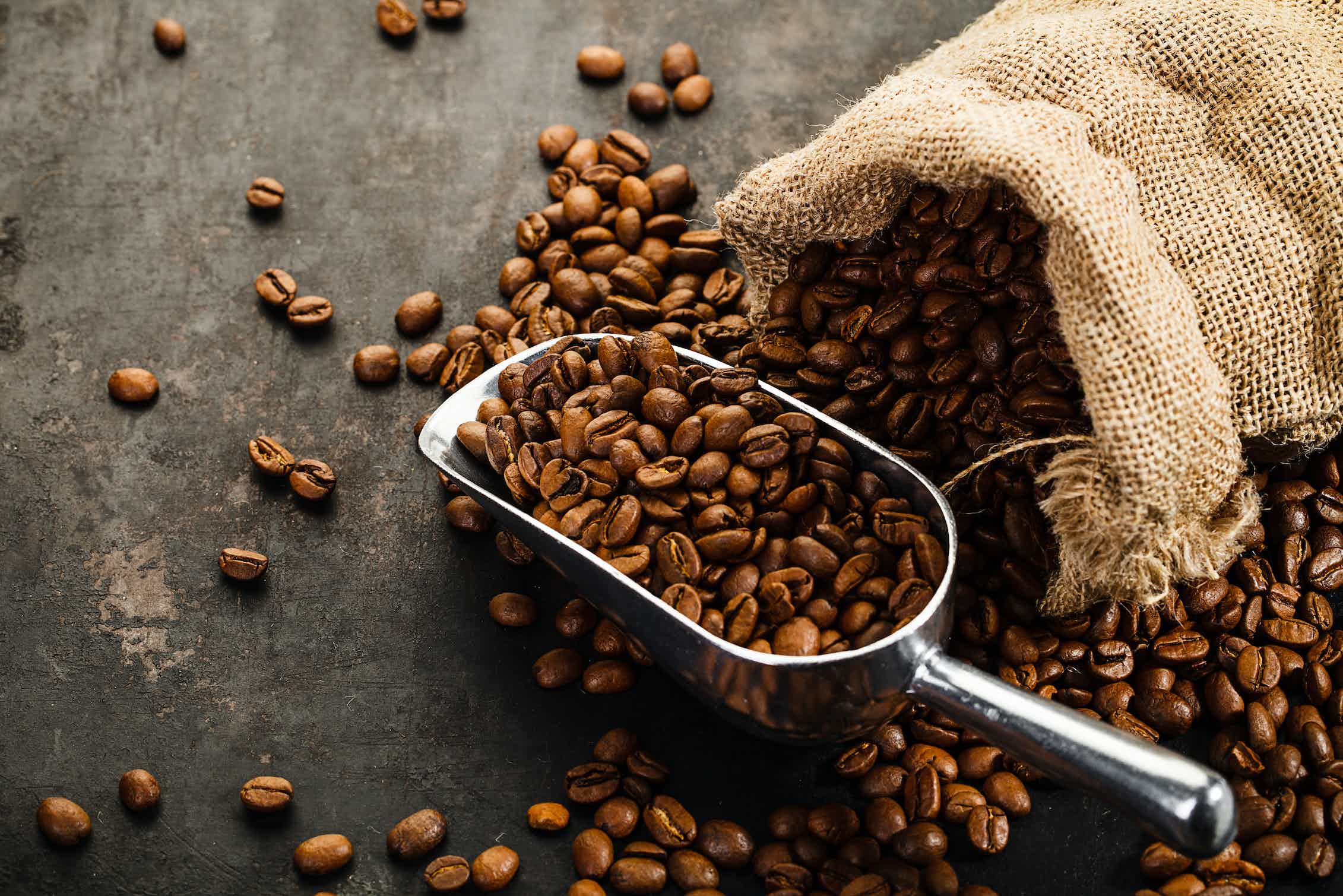 Trong 100g hạt cà phê chỉ chứa 0,5 kcal nên cà phê nguyên chất có tác dụng giảm cân