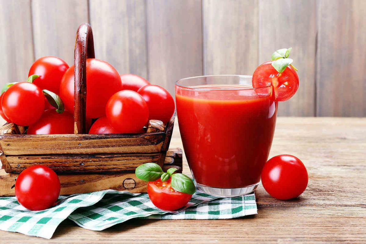 Nước ép từ quả cà chua đỏ mọng là thức uống tuyệt vời cho thân hình của bạn