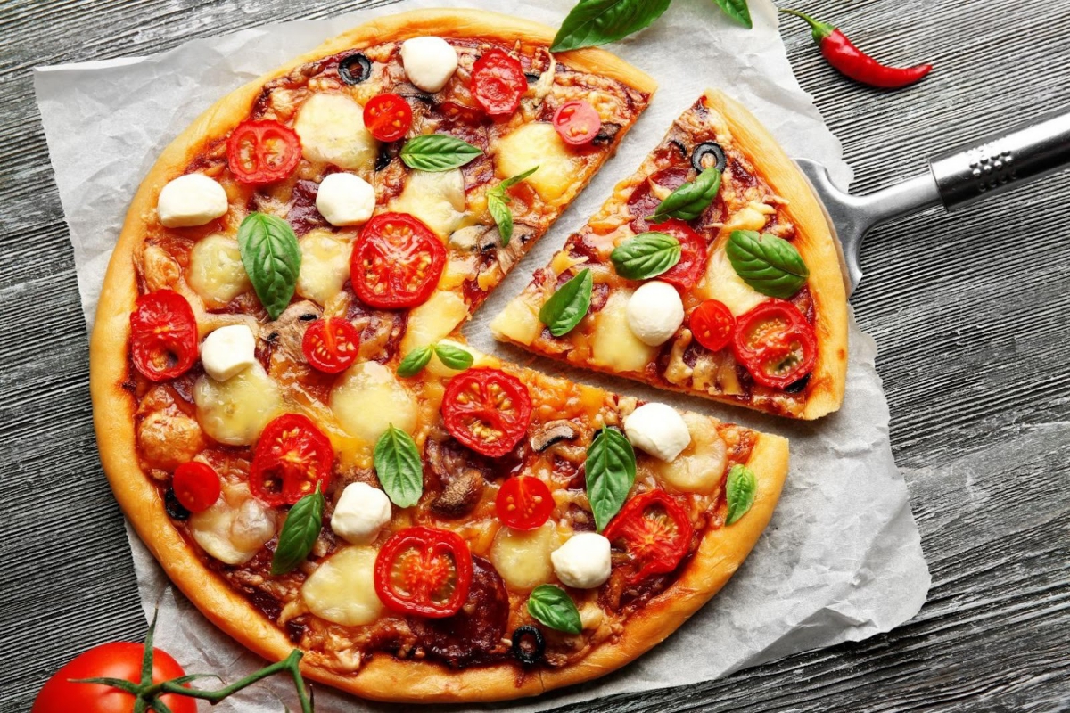 Bạn chỉ nên ăn pizza mỗi tuần từ 1-2 lần và mỗi lần không quá 100g để duy trì cân nặng