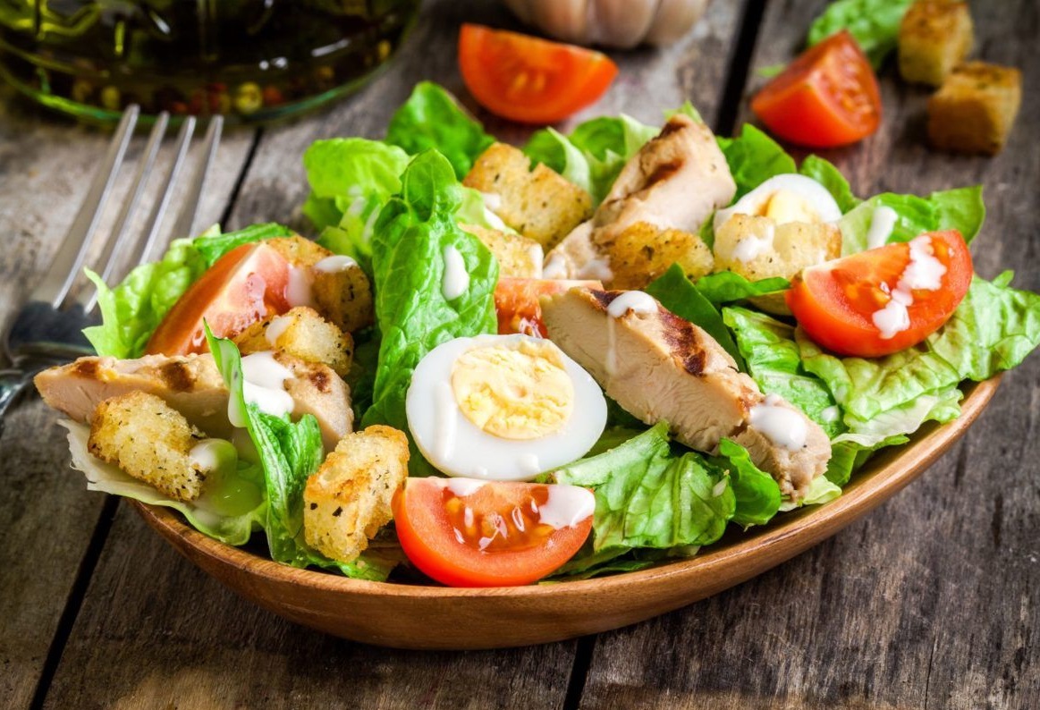 Salad trứng và các loại rau xanh tươi mát ít calo, giàu chất xơ tốt cho vóc dáng