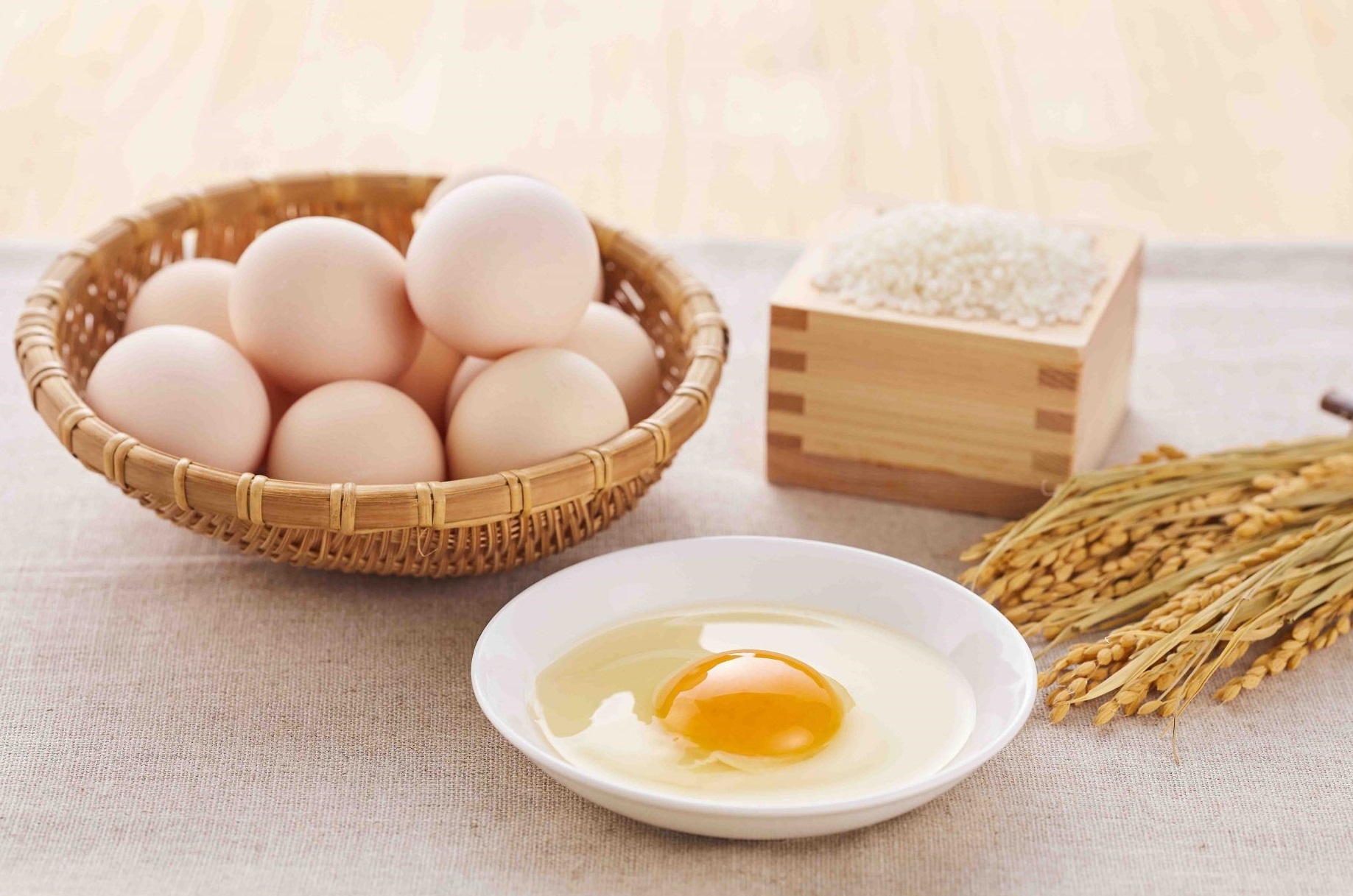 Theo các chuyên gia dinh dưỡng, 1 quả trứng gà có mức năng lượng tương đối thấp 