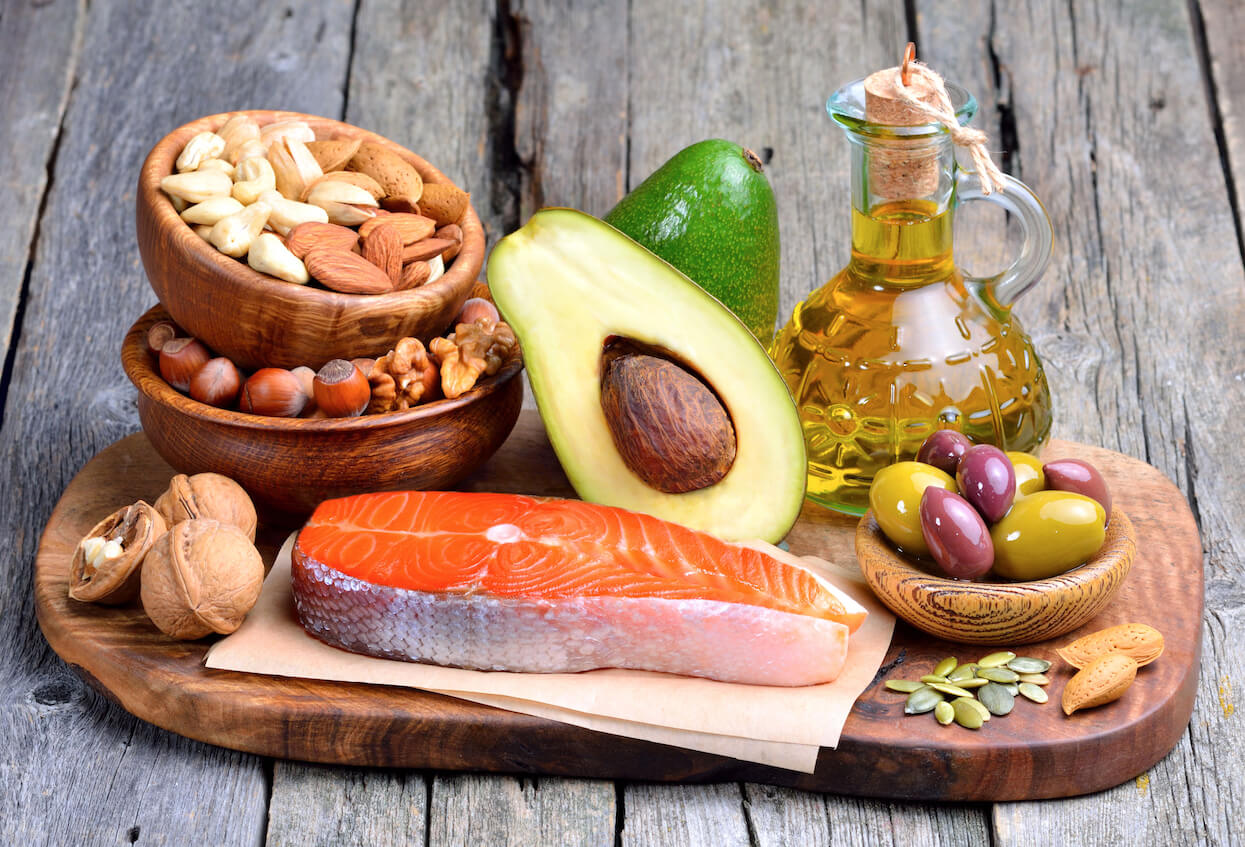 Bạn nên bổ sung nguồn chất béo lành mạnh từ cá béo, quả hạch, dầu thực vật