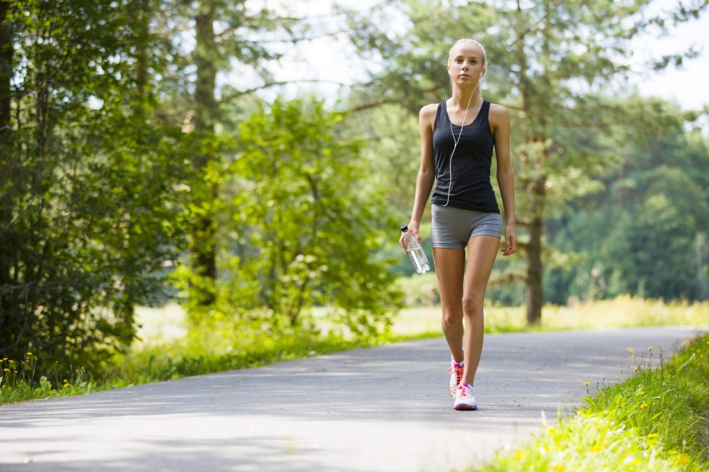 Đi bộ là phương pháp vận động giúp giảm cân và giúp săn chắc cơ bắp