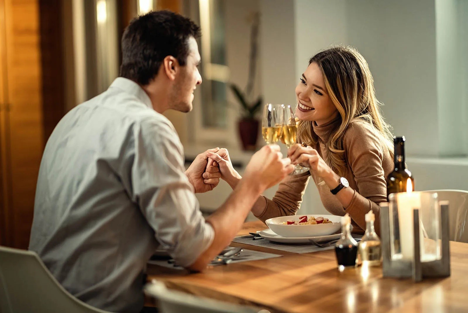 Một bữa ăn tối lãng mạn sẽ hâm nóng lại tình cảm và đưa hai trái tim sát lại gần nhau