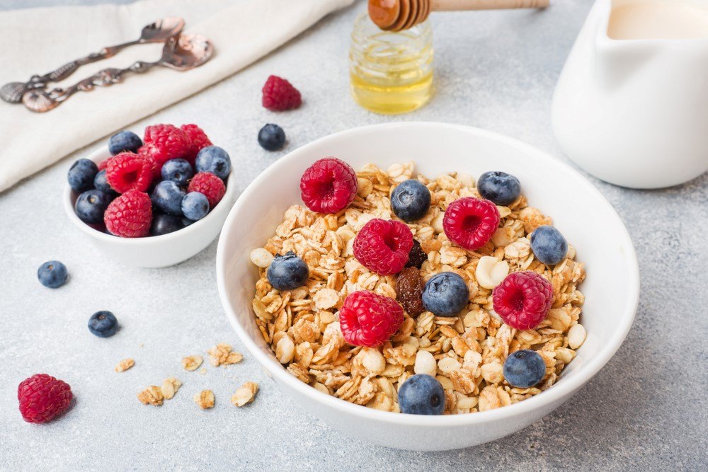 Bạn có thể bổ sung hạt granola vào bữa ăn sáng hoặc bữa ăn xế hàng ngày