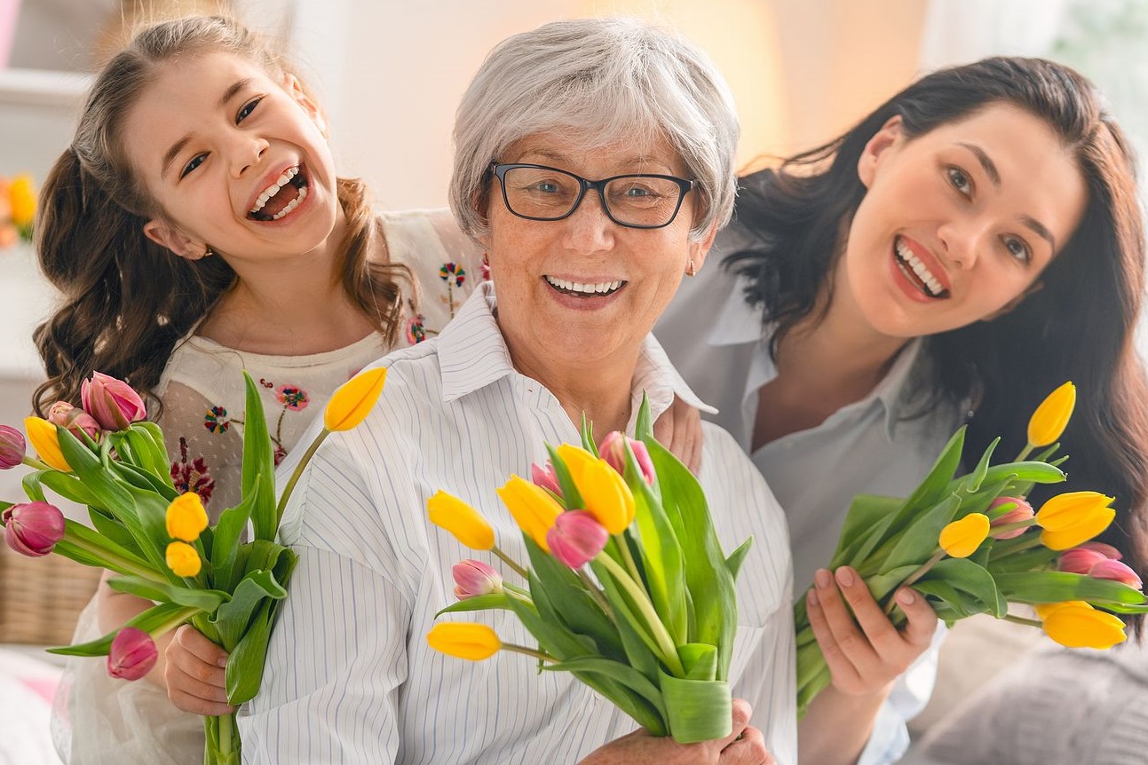 Bạn hãy chọn loại hoa mẹ yêu thích và gửi kèm tấm thiệp chúc mừng
