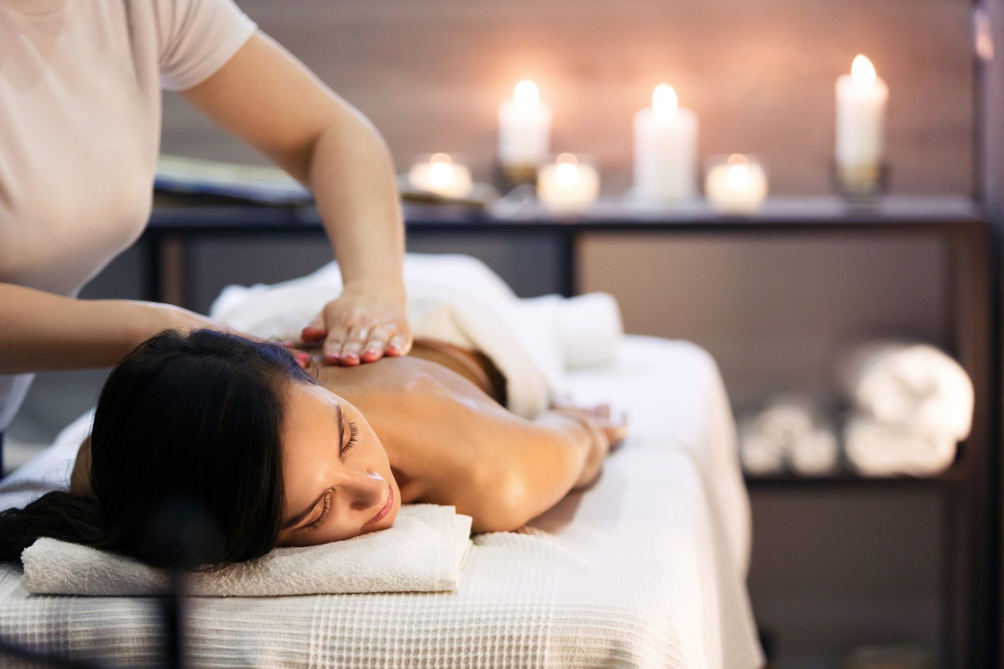 Động tác massage nhẹ nhàng có thể giảm căng thẳng trong cơ bắp