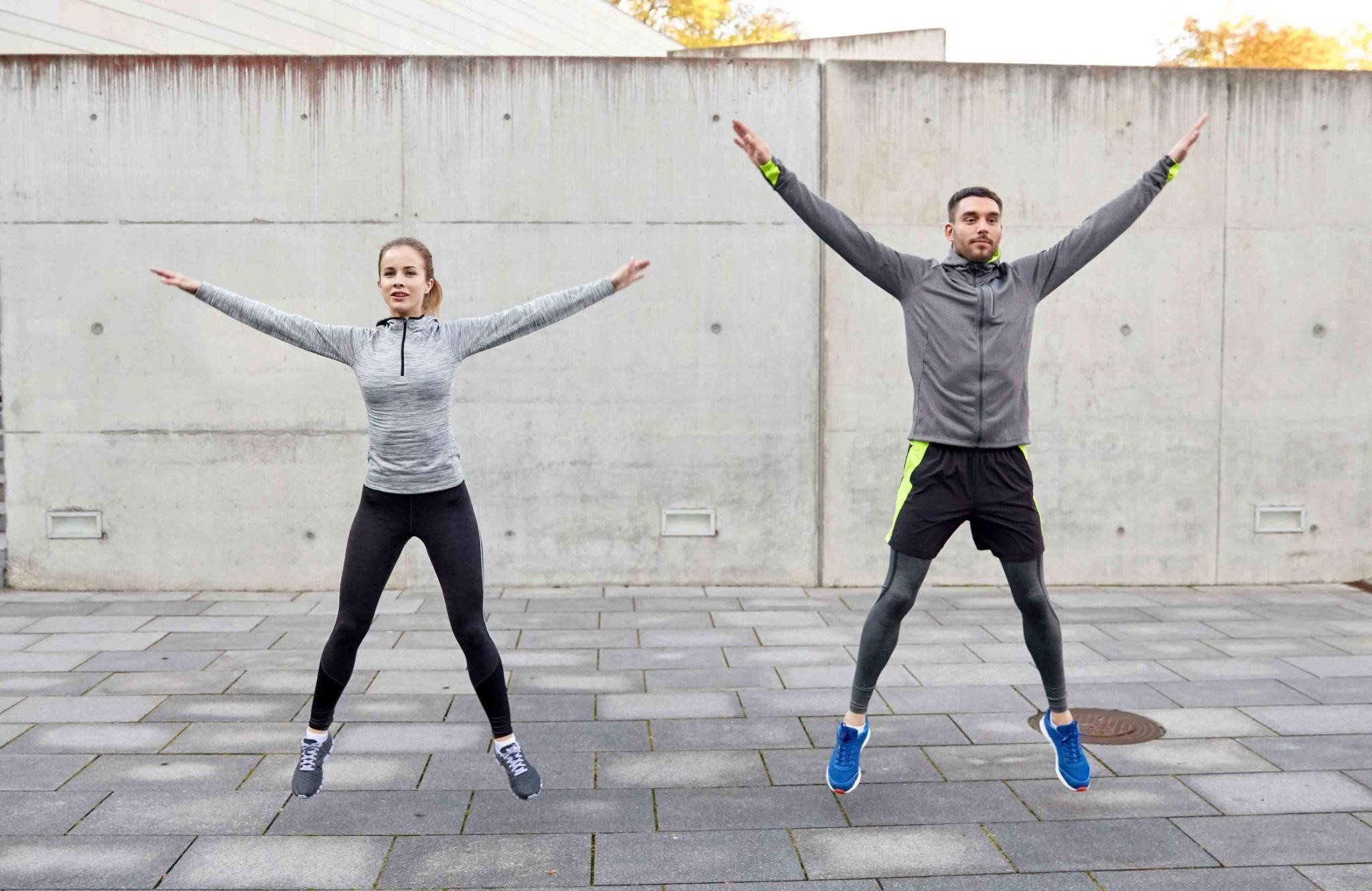 Động tác bật nhảy dang tay chân sẽ giải phóng năng lượng của cơ thể
