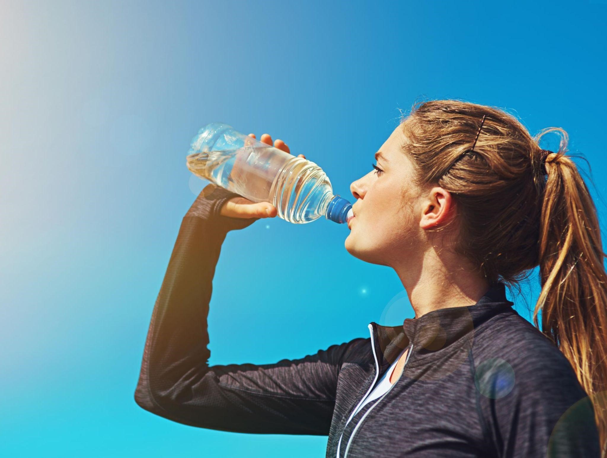 Uống nước thúc đẩy quá trình tiêu hóa và trao đổi chất diễn ra thường xuyên