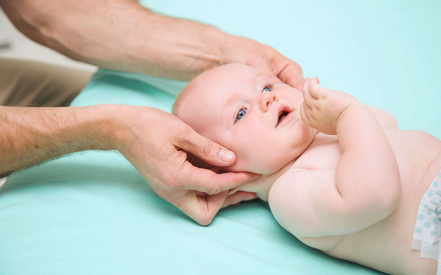 Massage đầu và mặt cho bé mang lại nhiều lợi ích