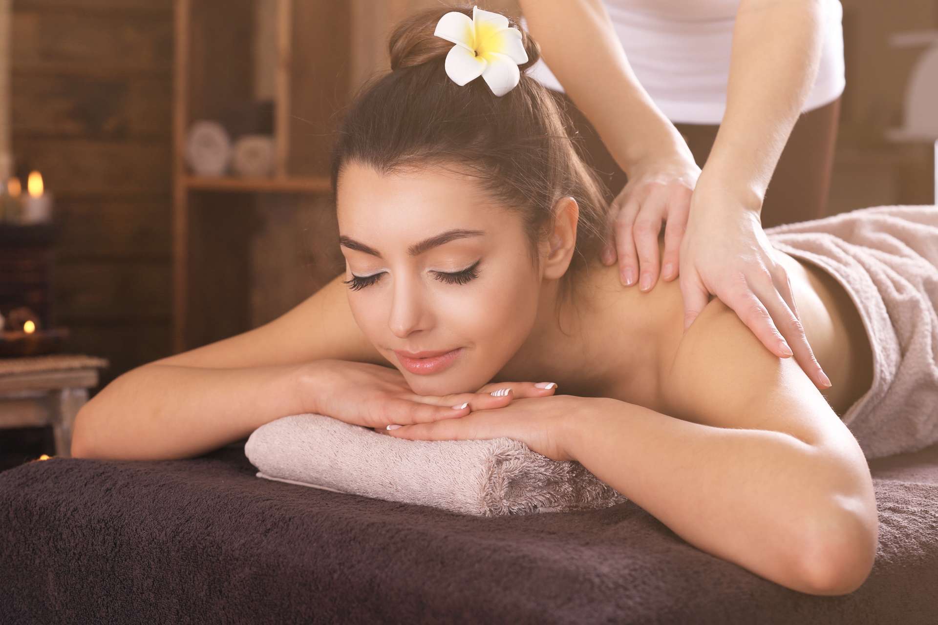 Massage cổ vai gáy là biện pháp xoa bóp bấm huyệt giúp giảm đau nhức, căng cơ