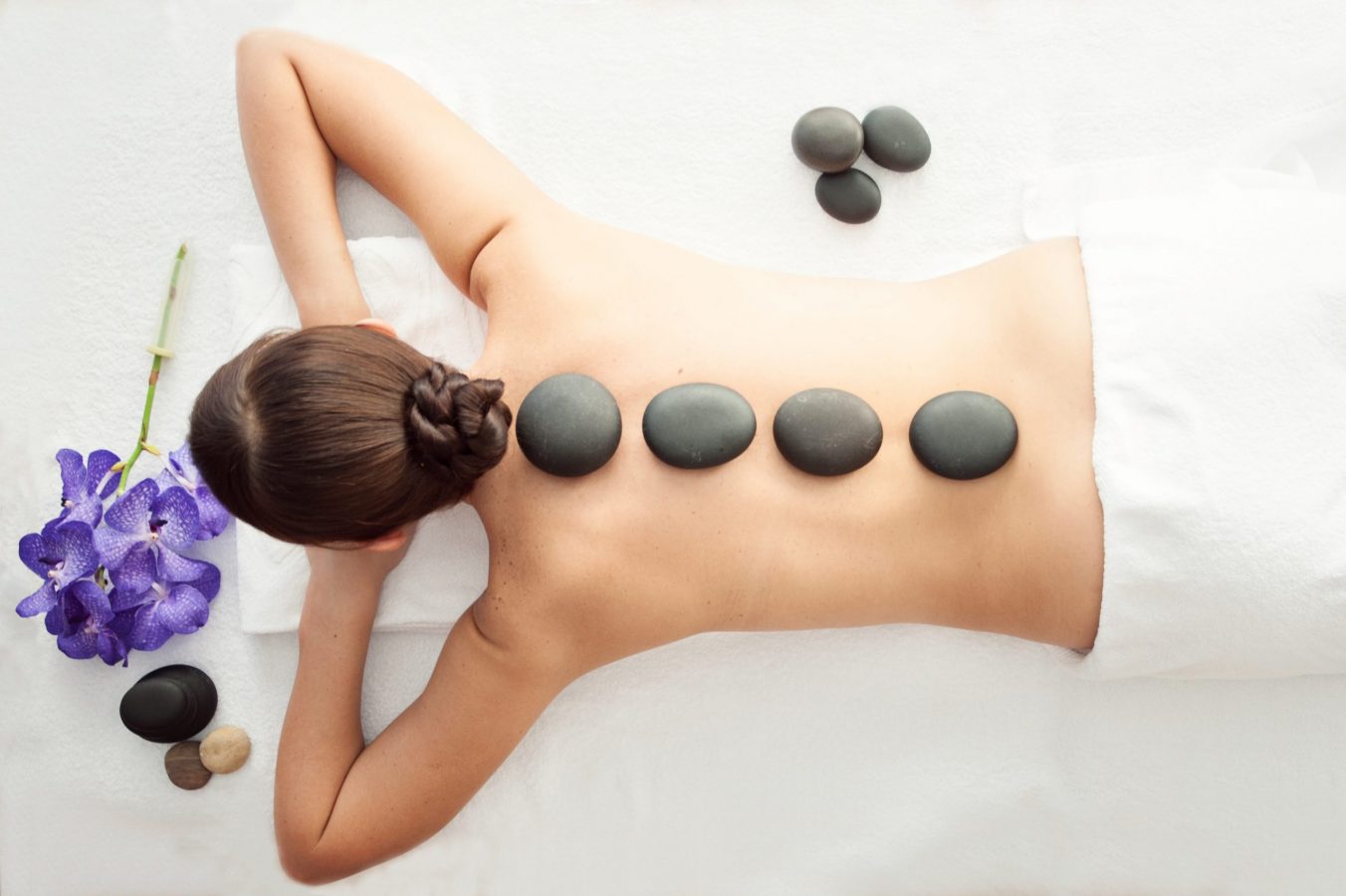 Các cách massage đá nóng bạn cần biết