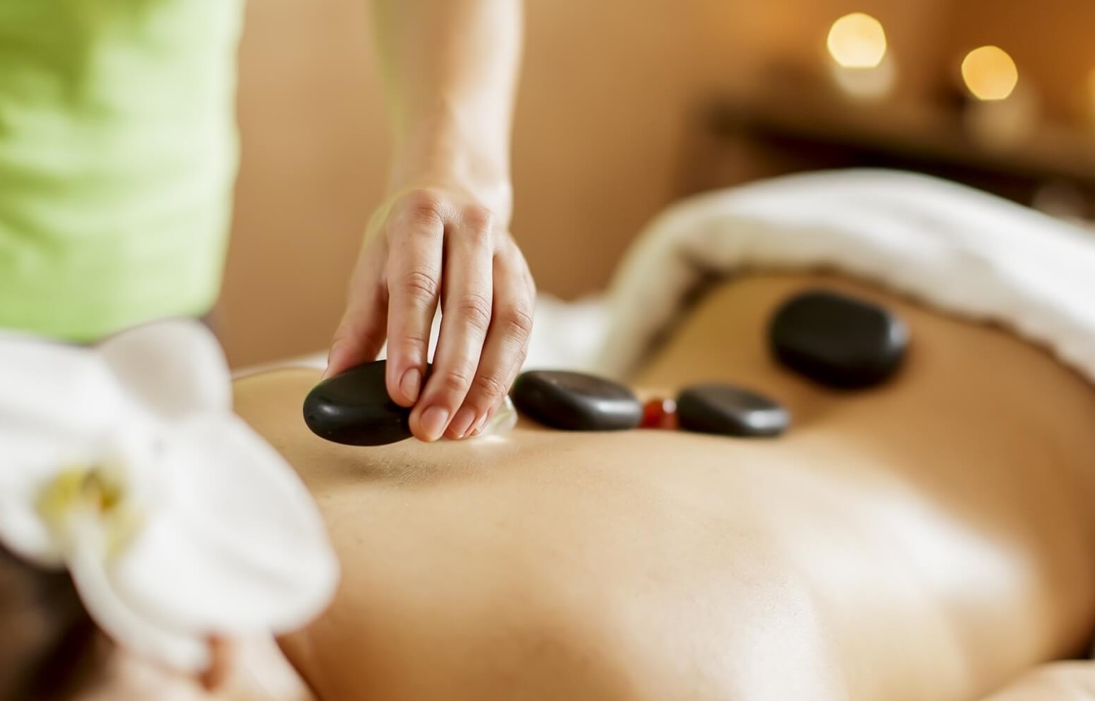 Phương pháp massage đá nóng sử dụng lượng nhiệt khơi thông mạch máu bị tắc