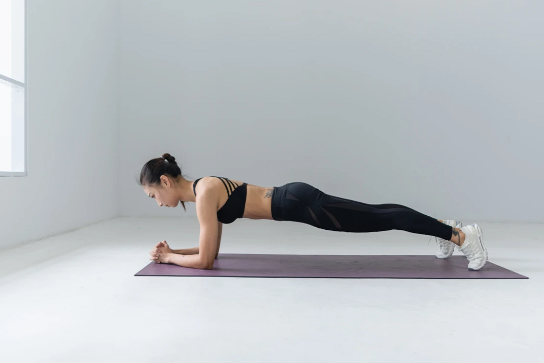 Plank là một hình thức tập luyện cơ bụng tập trung giảm mỡ, săn chắc cơ bắp