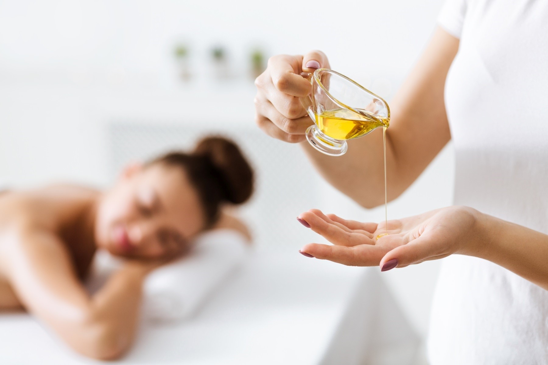 Tinh dầu massage body có hương thơm nhẹ nhàng chiết xuất từ các thảo dược tự nhiên