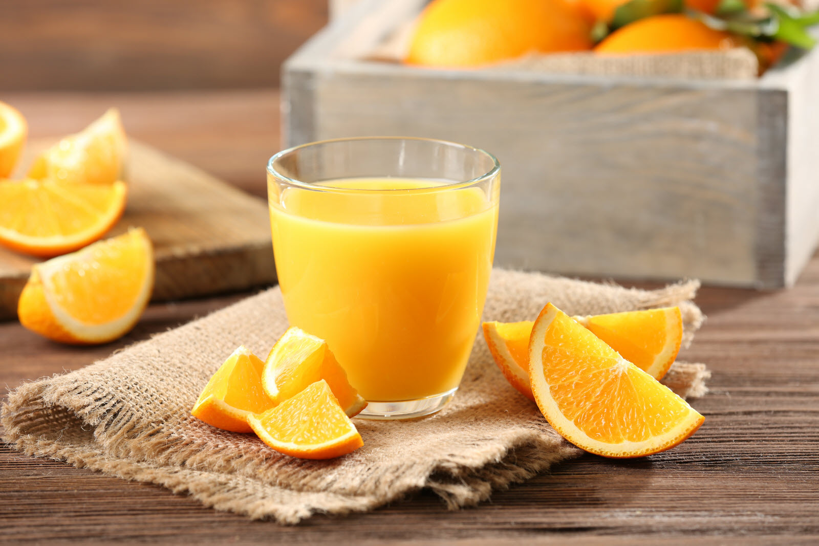 Nước cam vắt có chứa một lượng lớn dưỡng chất thiết yếu cho cơ thể