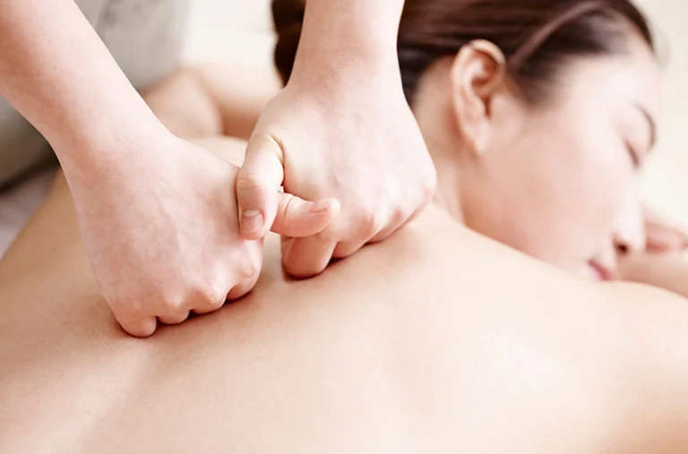 Bấm huyệt chữa đau lưng tại nhà sẽ giúp bạn đẩy lùi cơn đau nhanh chóng