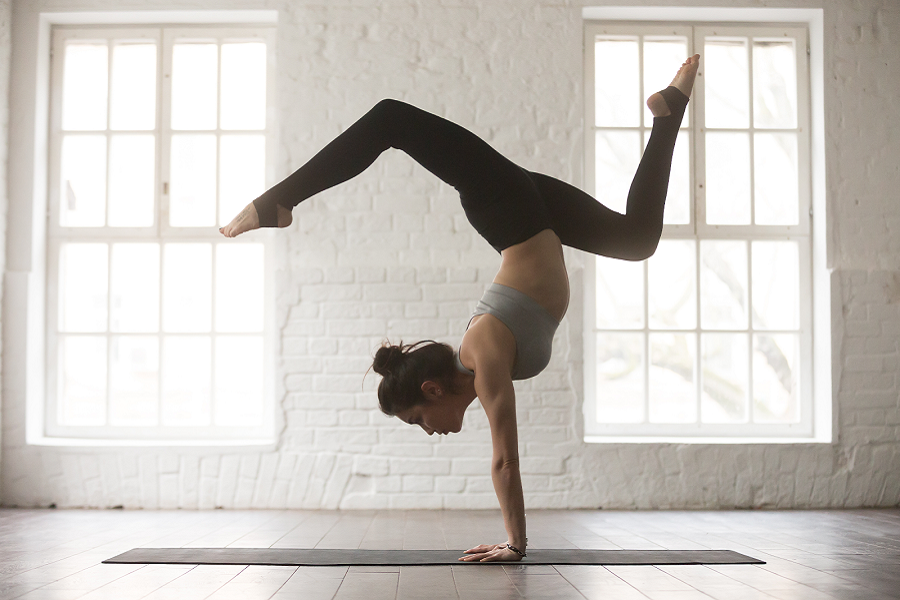 Các động tác của Power yoga yêu cầu tốc độ nhanh và khá mạnh mẽ
