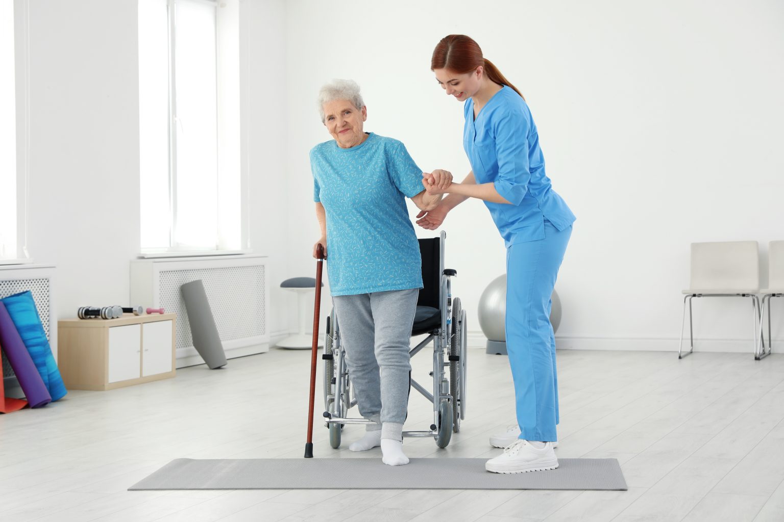 Để tập đứng và giữ thăng bằng, người nhà cần hướng dẫn cho bệnh nhân