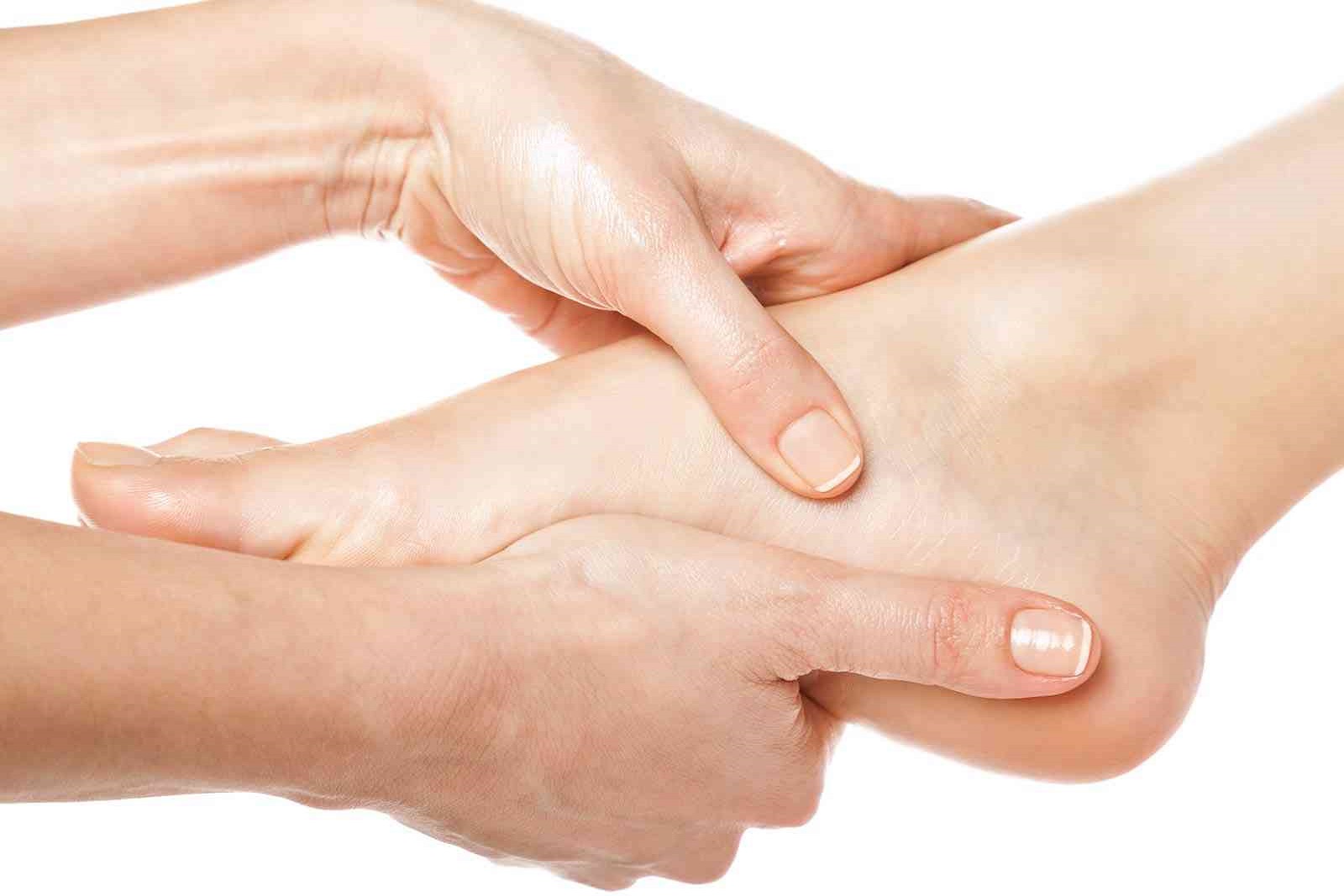 Bấm huyệt bàn chân tạo áp lực nhẹ lên các điểm nhất định dọc theo bàn chân 