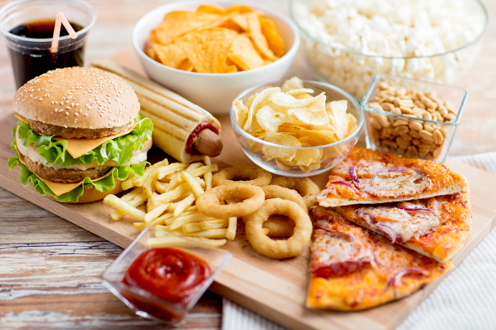 Đồ ăn vặt thường chứa nhiều đường, chất béo không tốt cho sức khỏe